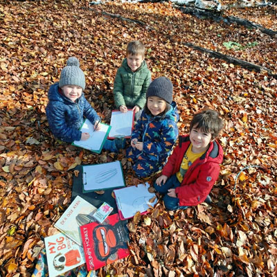 Kinder beim Werken und Spielen