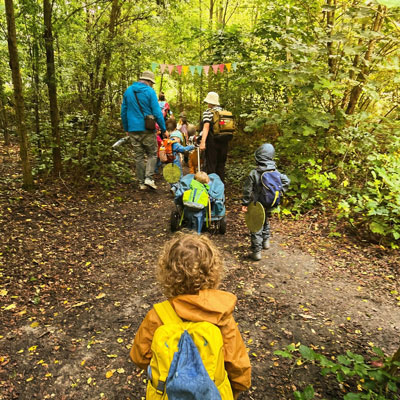 Kinder wandern im Wald