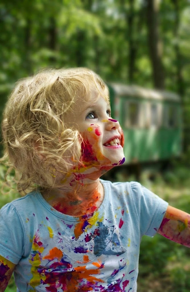 Kinder spielen und lernen im Wald